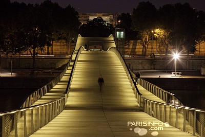 Passerelle Simone de Beauvoir, Seine, Paris