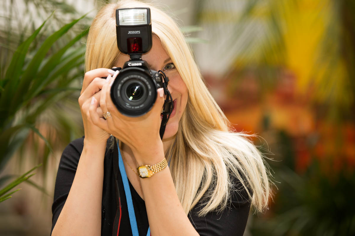 blogger aiming DSLR camera