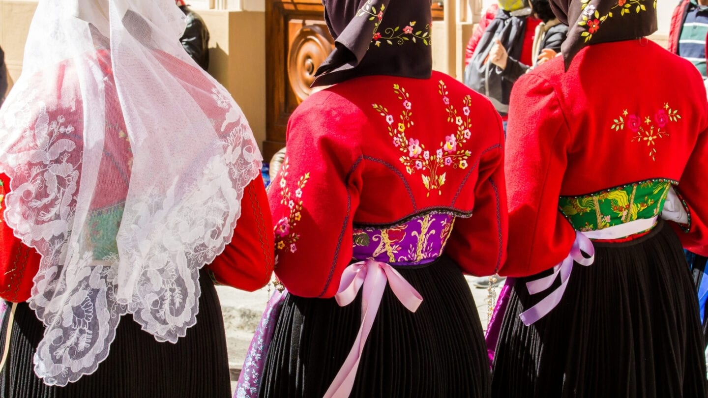 traditional costumes of sardinia