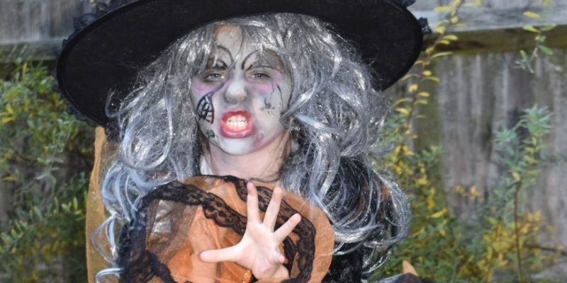 girl dressed as witch for Halloween by @BattyNatty29